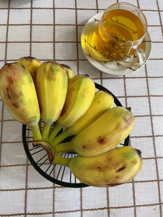 一盘新鲜带斑的成熟香蕉