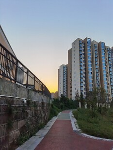 小区旁的步道与高层住宅
