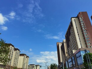 城市高楼与晴朗蓝天