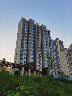 高层住宅与绿意景观