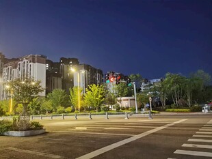 城市夜晚的街道与建筑景观