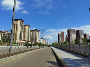 城市道路旁的高楼景观
