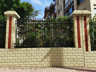 砖砌铁艺绿植装饰围墙