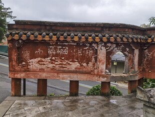 古老斑驳的传统木质廊桥