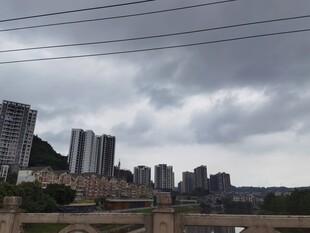 阴天城市高楼景观