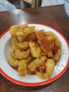 美味油炸小食摆于盘中
