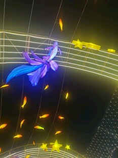 梦幻飞鸟穿梭发光粒子世界