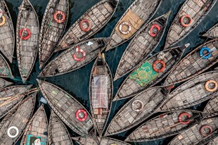 多彩船只整齐排列