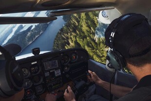 飞行员驾驶直升机俯瞰美景