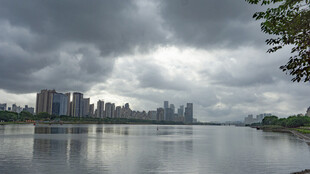 乌云下的城市河畔风景