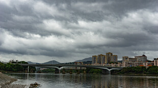 河畔阴云下的城市景观