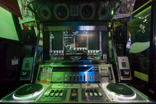 专业DJ控制台设备展示