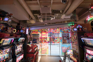 复古电玩厅内的多彩游戏机