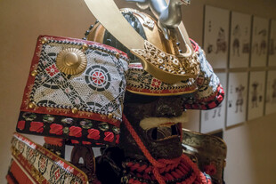 传统精美武士头盔展示