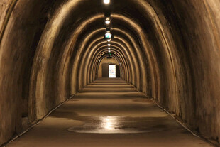 幽深隧道尽头透出微光