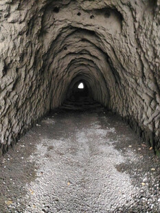 幽深隧道尽头微光闪烁