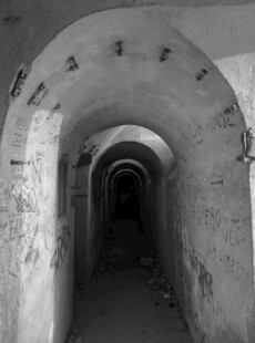 古老幽深的地下拱形隧道