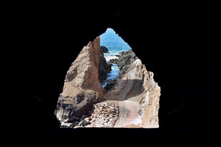 透过岩石洞窥见壮丽雪山