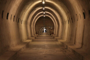 地下拱形通道内部景象