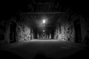 黑暗隧道中的孤独光源