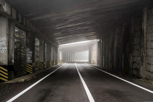 昏暗隧道内的宽阔道路