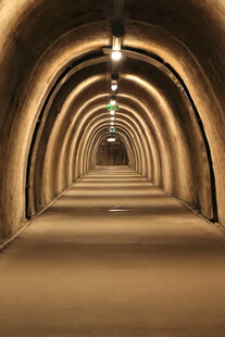 地下拱形隧道内部景象