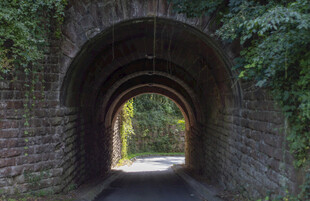 石拱隧道尽头的光亮