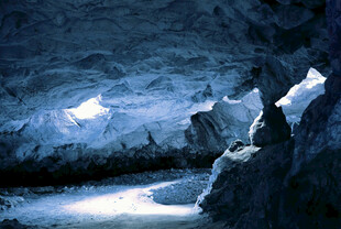 神秘洞穴内的微光景象