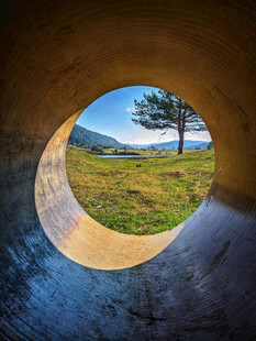 透过圆洞看山间孤树