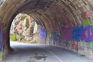 彩色涂鸦隧道内的柏油路面