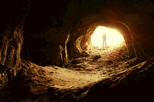 洞穴尽头的光明