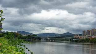 河畔城市风光 云绕远山