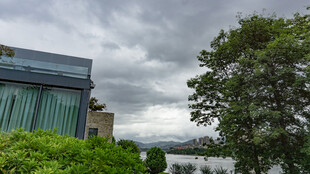 湖畔绿植旁的现代建筑