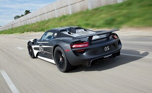 黑色酷炫跑车公路飞驰