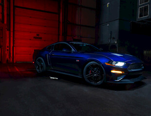 蓝色跑车于车库前酷炫亮相