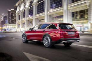 城市夜路中的红色动感SUV