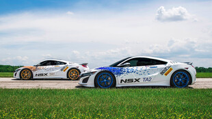 赛道上的炫酷双辆赛车