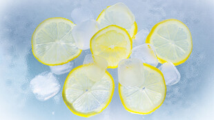 柠檬片配冰 