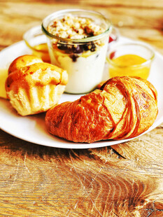 美味早餐糕点与饮品组合