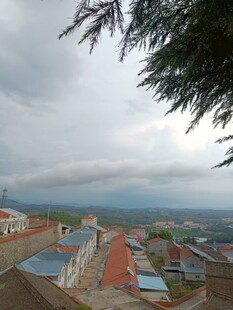俯瞰乡村屋顶与远山景色