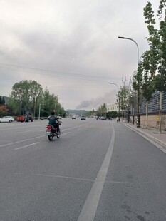 公路上骑行的摩托车