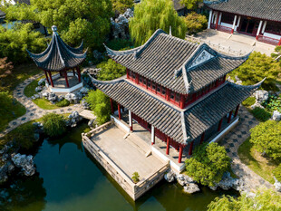 中式古典园林中的精巧楼阁