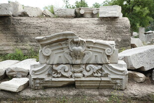 古老石雕残件尽显岁月痕迹