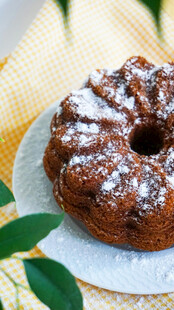 撒糖粉的美味巧克力蛋糕