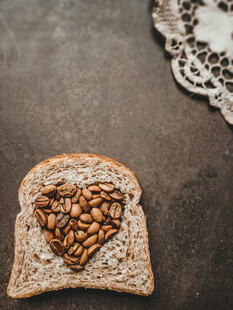 心形松子摆放在面包上