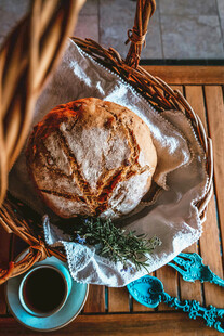 篮子里的美味面包与咖啡