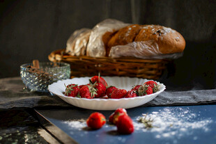 新鲜面包与草莓的美味组合