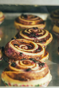 美味肉桂卷整齐排列