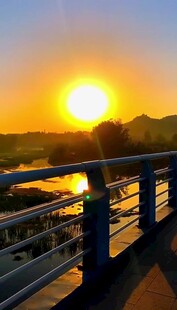 夕阳下的河畔桥景