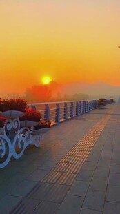 夕阳下的自行车与海滨步道